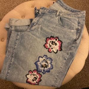 Flower embroidered jeans; light wash